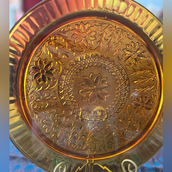 Stunning Vintage Tiara Sandwich Design on 13” Indiana Amber Glass Cake Plate - Picture 7 of 11